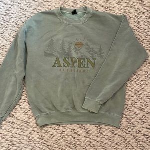 Cute oversized crewneck.